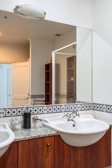 Spacious Penthouse With Spectacular Harbour Views! أوكلاند المظهر الخارجي الصورة
